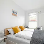 アパート Red And Grey For 8 People In With Parking By Renters