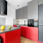 Red And Grey For 8 People In With Parking By Renters アパート