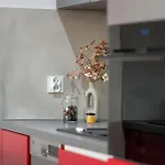 Red And Grey For 8 People In With Parking By Renters アパート ポズナン