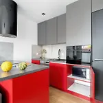 アパート Red And Grey For 8 People In With Parking By Renters