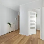 アパート Red And Grey For 8 People In With Parking By Renters *
