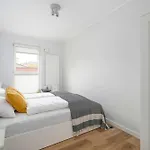 Red And Grey For 8 People In With Parking By Renters アパート ポズナン