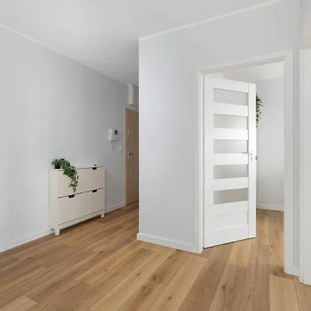 דירה Red And Grey For 8 People In With Parking By Renters *
