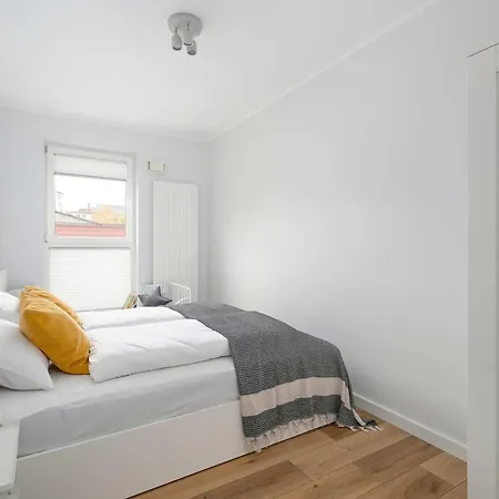Red And Grey For 8 People In With Parking By Renters דירה פוזנן
