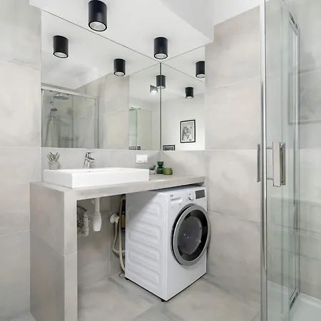 Apartamento Red And Grey For 8 People In With Parking By Renters Poznan