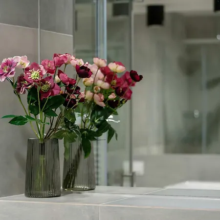 Red And Grey For 8 People In With Parking By Renters Apartamento Poznan