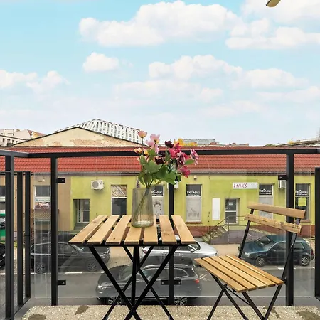 Red And Grey For 8 People In With Parking By Renters アパート