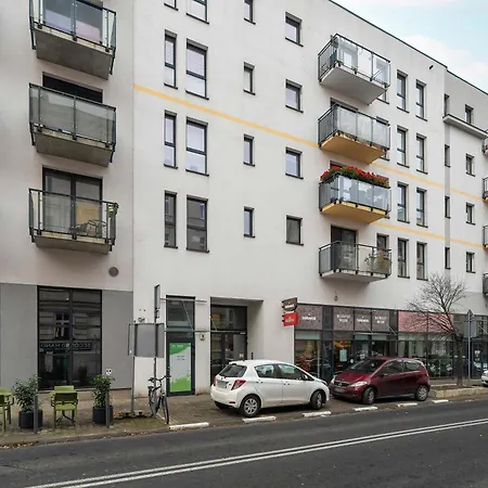 Red And Grey For 8 People In With Parking By Renters アパート